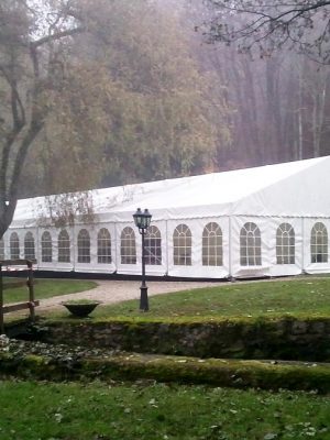 Configuration 10x33m dais + accueil 5x5m